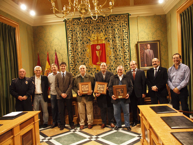 El Ayuntamiento agradece su dedicación a tres trabajadores municipales que se jubilan