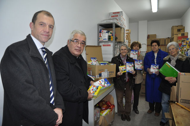 La patronal conquense dona material escolar para los jóvenes en Cáritas de la parroquia de San Esteban 