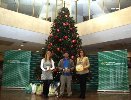 Caja Rural Castilla-La Mancha recibe 130 kilos de alimentos donados por periodistas de Toledo