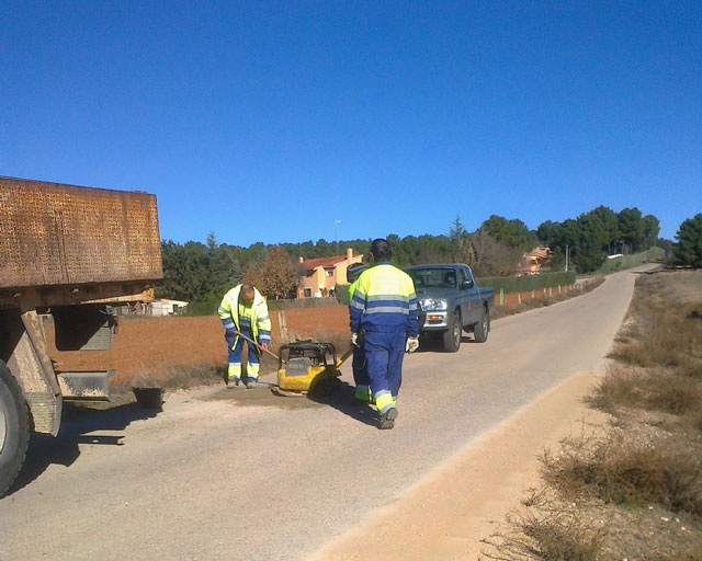 Actuaciones de bacheado en la carretera de Colliguilla