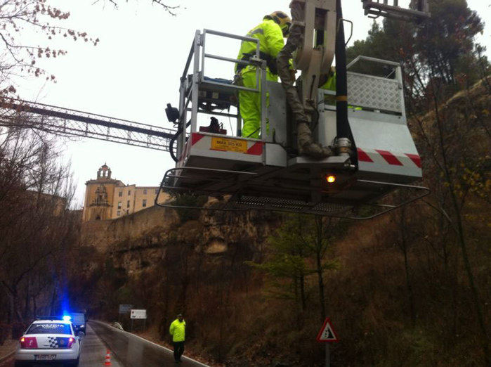 Nueva actuación de los bomberos en las inmediaciones del puente San Pablo 