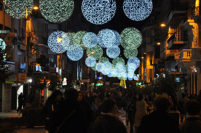 El público responde al ‘Centro Abierto por Navidad’ llenando las calles durante su primer fin de semana