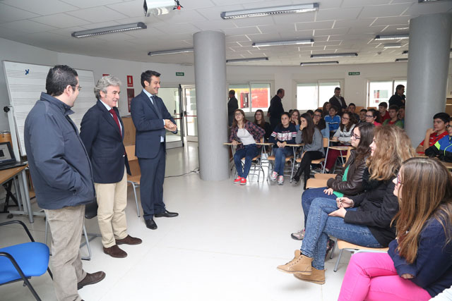 Esteban mantiene dos coloquios en torno a la Constitución Española con alumnos de Las Pedroñeras y Las Mesas