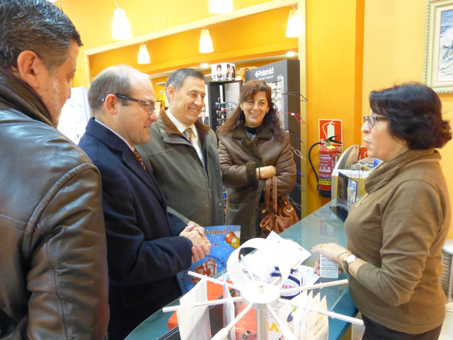 El PP impulsa las compras en el pequeño comercio con un sorteo de 4 cenas en el Parador