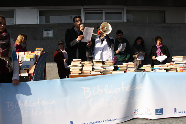 El Hospital recibe a la cadena humana de libro solidario, en la que han participado cerca de 500 personas