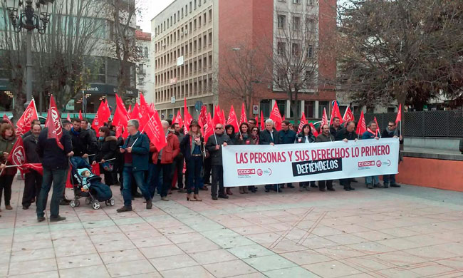 Alrededor de 300 personas se movilizan en Cuenca para exigir a Rajoy un cambio urgente en sus políticas