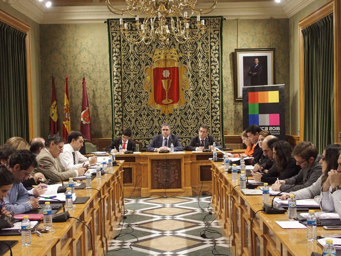 El Pleno aprueba los 7 puntos de compromisos plenarios de inclusión en presupuestos futuros de créditos para la contratación de diferentes suministros y servicios