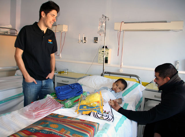 Jugadores de la Balompédica, Josemi Pérez y Ángel Llorens  reparten juguetes a los niños ingresados en el Virgen de la Luz