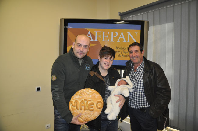 Mateo Martínez recibe su premio de dos meses de pan gratis como primer niño nacido en Cuenca en 2017