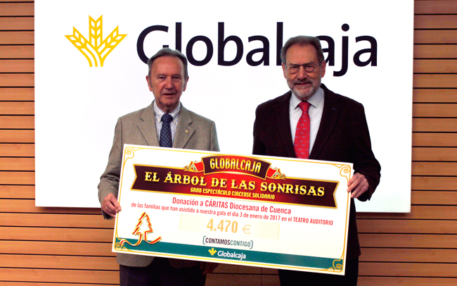 Globalcaja entrega a Caritas de Cuenca la recaudación del espectáculo circense solidario 'El Árbol de las Sonrisas'