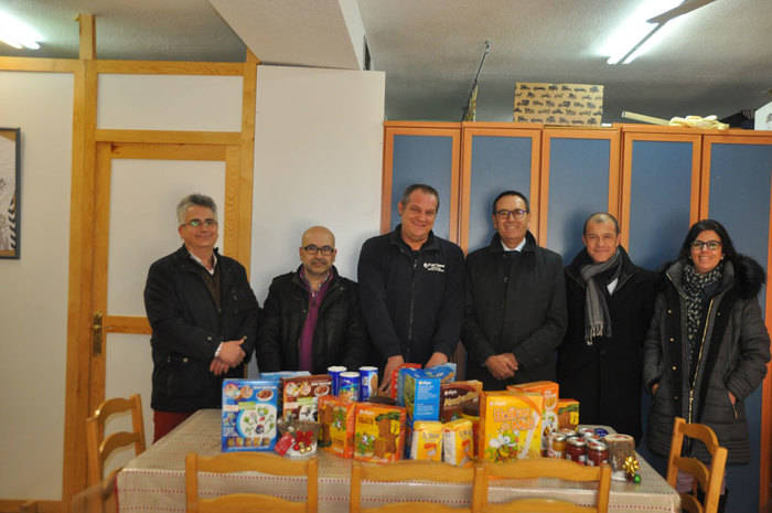 CEOE CEPYME Cuenca y Asociación de Comercio entregan al Cristo del Amparo lo recaudado en la chocolatada 