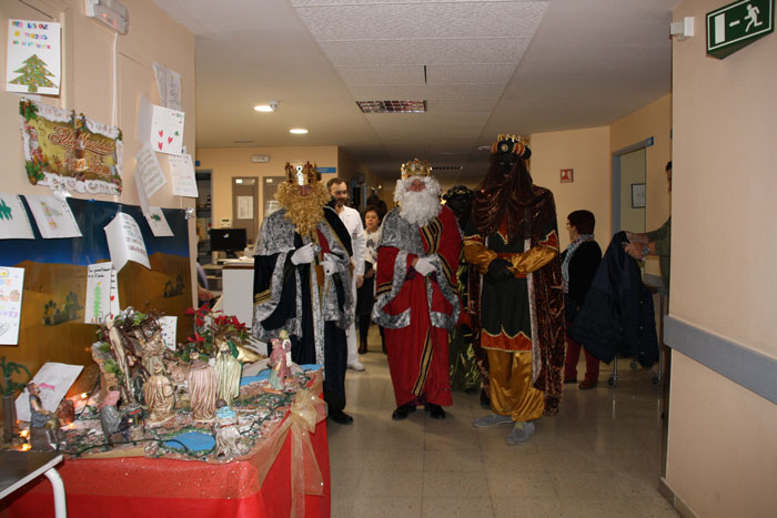 El Hospital Virgen de la Luz reciben la visita de los Reyes Magos