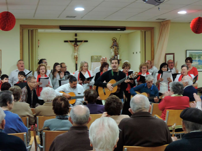 La Rondalla de San José Obrero hace sonar la pandereta por Navidad