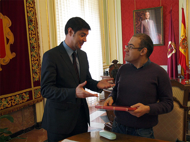 Avila recibe en el Ayuntamiento a César Garrido, ganador de 1.524.000 euros en el concurso Pasapalabra