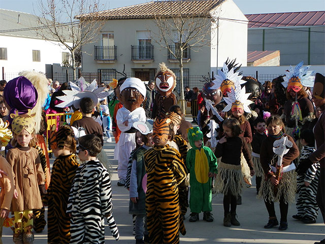 El desfile de carnaval inunda de alegría y risas las calles de Mota del Cuervo