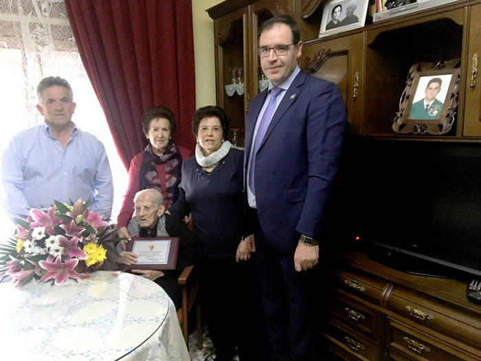 Benjamín Prieto felicita en Monreal del Llano a Laura Villegas por su 105 cumpleaños