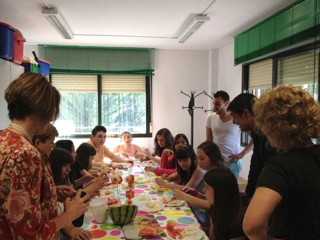 Ávila visita a los jóvenes participantes en el programa de prevención de conductas de riesgo 