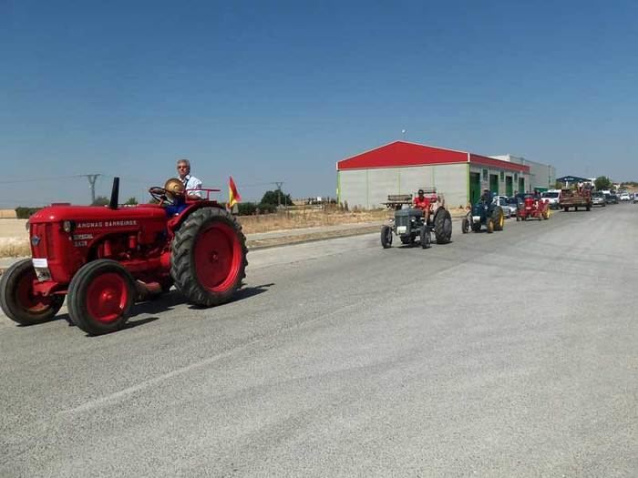 Más de una treintena de tractores Clásicos participan en el I Pasacalles en Las Pedroñeras