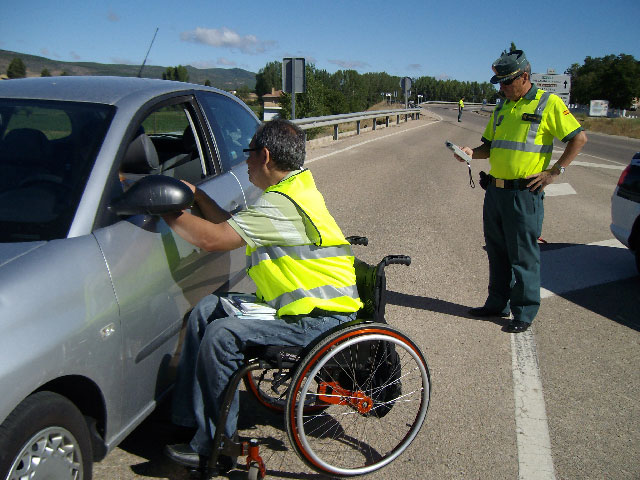 ASPAYM Cuenca colabora con la Guardia Civil en desarrollar una campaña de control de alcoholemia