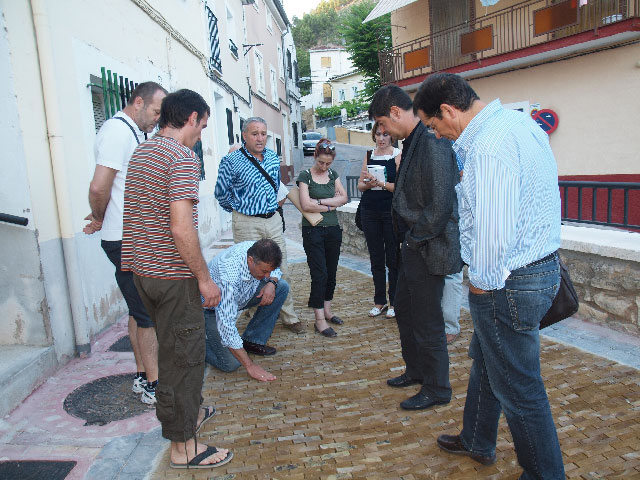 Los vecinos de San Antón trasladan al alcalde los problemas de humedad de algunas casas