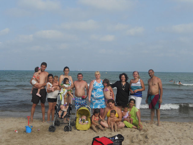 EL AIS organiza una excursión a la playa para familias