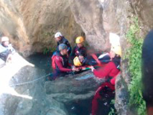 Bomberos de Cuenca participan en el simulacro de un rescate acuático de una persona atrapada en una zona montañosa de difícil acceso