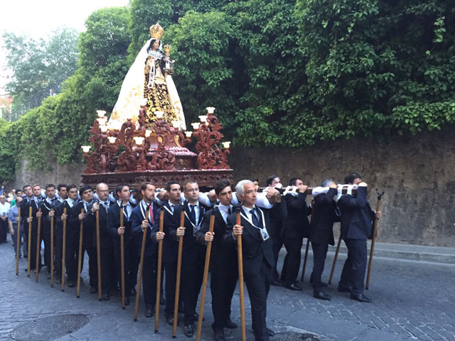 La procesión de la Virgen del Carmen recorre las calles del Casco Antiguo acompañada de numerosos fieles y autoridades