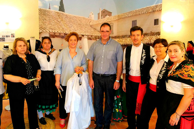 Prieto inaugura en El Pedernoso la exposición de trajes regionales ‘España, raíces y tradiciones’ 