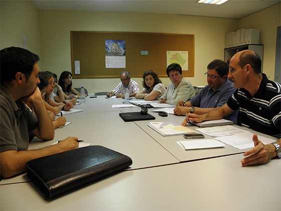 El PSOE denuncia el “acoso y derribo” a las escuelas rurales de los municipios en los que gobierna