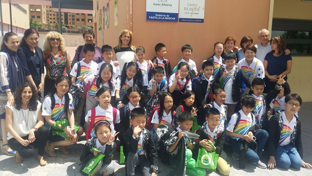 Alumnos de un colegio de Shanghái comparten actividades con escolares del Colegio Isaac Albéniz de Cuenca