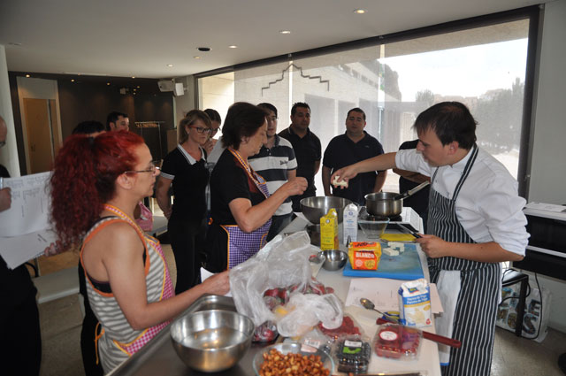 La patronal forma a sus hosteleros con un curso de repostería de alta calidad