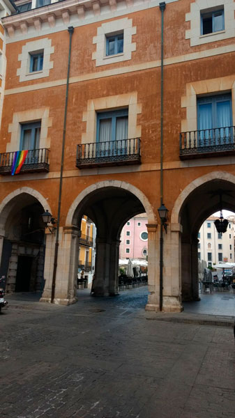 IU celebra haber conseguido que ondee la bandera arcoiris en el balcón de la anteplaza del  Ayuntamiento