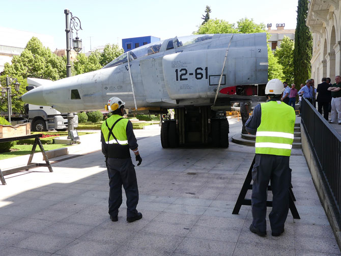 La llegada de la cabina del Phantom F-4 completa la exposición del Ejército del Aire en la Diputación 