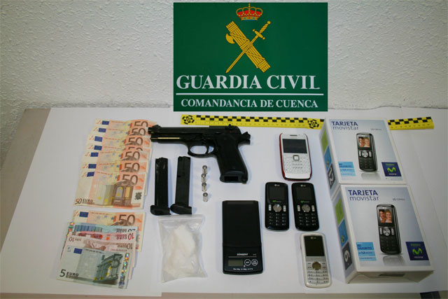 La Guardia Civil  detiene a dos personas en la Autovía A-3 por tráfico de  drogas y tenencia ilícita de armas