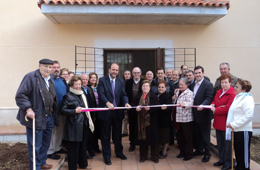 Martínez Guijarro inaugura el Centro de Usos Múltiples de Cañete