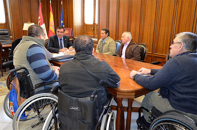 Benjamín Prieto mantiene un encuentro con los miembros de Aspaym Cuenca 