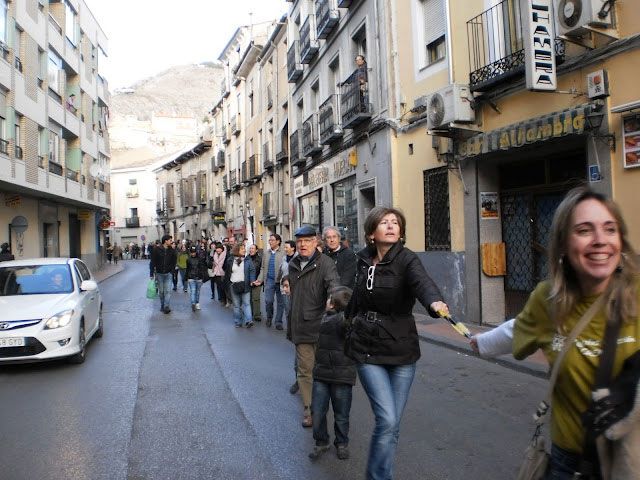 Cientos de eslabones humanos entrelazaron sus manos ayer en Cuenca en recuerdo de Fukushima y contra el ATC