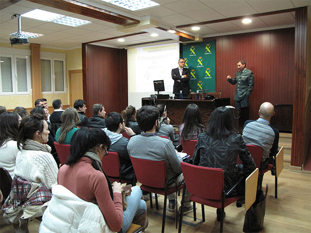 La Guardia Civil recibe la visita de alumnos universitarios