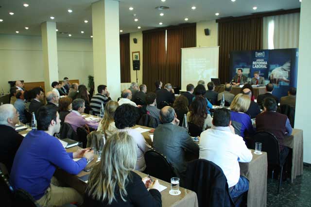 Un centenar de empresarios acuden a informarse sobre la jornada laboral  