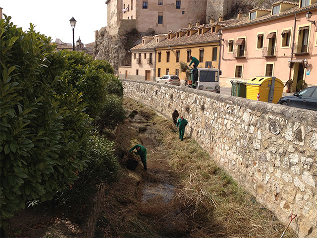 El Ayuntamiento de Cuenca aborda la limpieza del cauce del Huécar