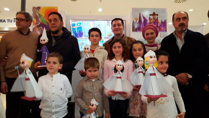 La V. H. del Resucitado entrega los premios de su XIV Concurso de Dibujo y Pintura Infantil