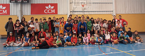 Los alumnos de la Escuela Municipal de Baloncesto, con los Harlem Globetrotters