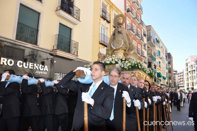 La alcadesa de honor de Cuenca, desfila por las calles de la capital