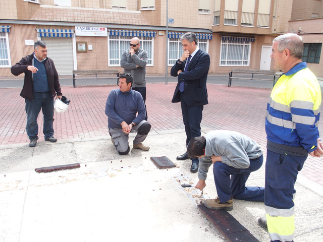 El Ayuntamiento retira los elementos peligrosos del área infantil de la Fuente del Oro e imposibilita su uso 