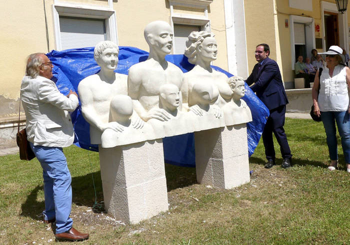 Inaugurada una escultura dedicada a la familia 