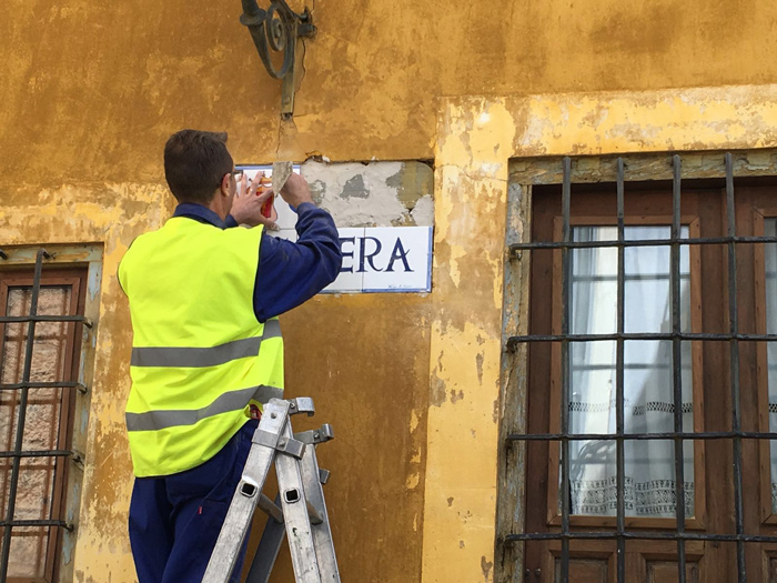 Se inicia la reposición de las placas de las calles del Casco Antiguo más deterioradas