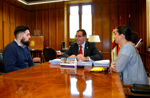 Prieto reconoce la excelente trayectoria del joven diseñador taranconero Francisco Sáez Yunta