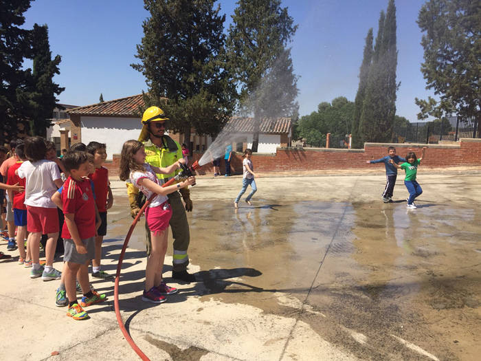 Trabajadores del Plan INFOCAM forman a los escolares de la región en la prevención de incendios