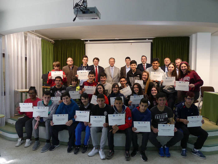 Treinta alumnos del Hervás y Panduro reciben sus diplomas por participar en la actividad un “Día en la empresa”