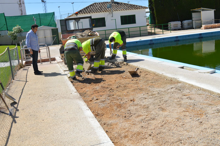 El Ayuntamiento comienza con la puesta a punto del servicio de Piscina Municipal 